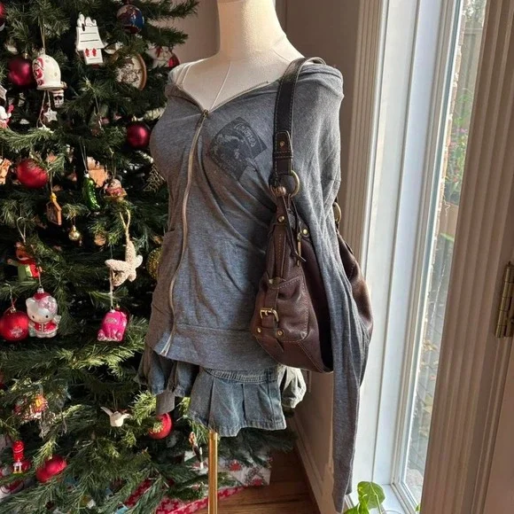 Soft gray zip-up hoodie with subtle graphic detail ⋆ Off-shoulder / slouchy - Picture 2 of 6